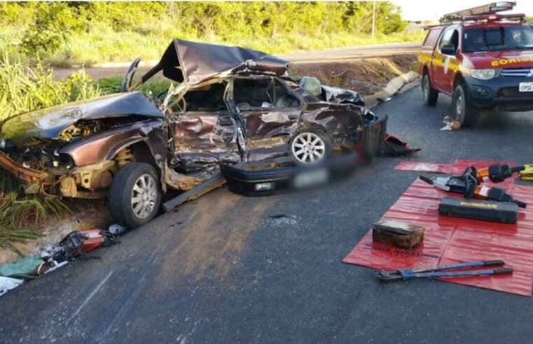 Batida entre carro e ônibus deixa dois homens mortos no anel rodoviário de Montes Claros