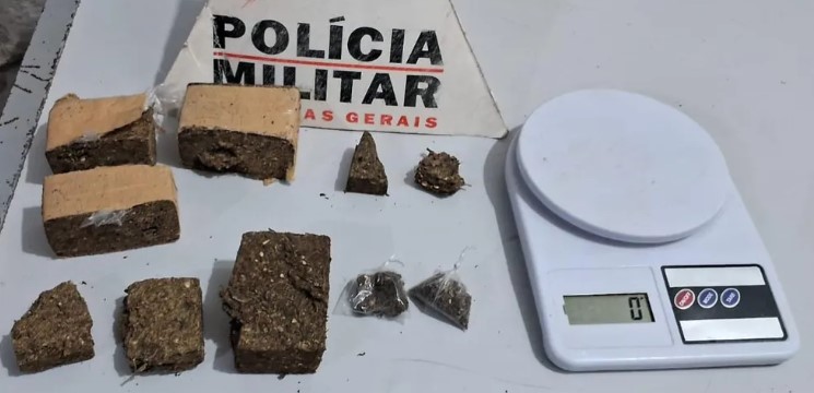 Polícia Militar apreende drogas escondidas dentro de geladeira em Montes Claros