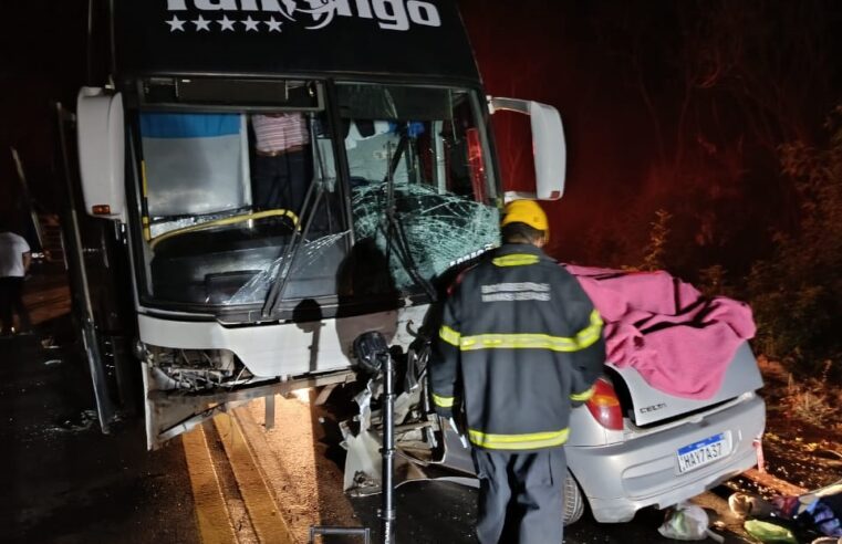 Colisão frontal entre ônibus de romeiros e carro de passeio deixa 5 mortos na entrada de Janaúba