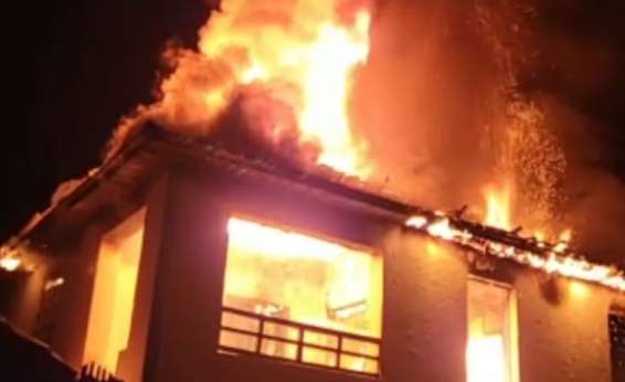 Casa pega fogo e homem sofre queimaduras em Montes Claros