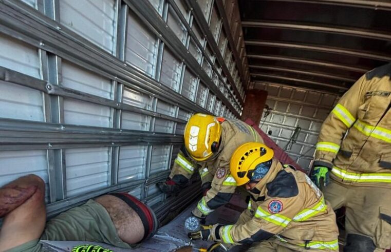 Vítima presa em placas de acrílico é resgatada em operação de salvamento em Salinas