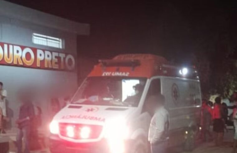 Carreta tomba e provoca acidente com outros três veículos