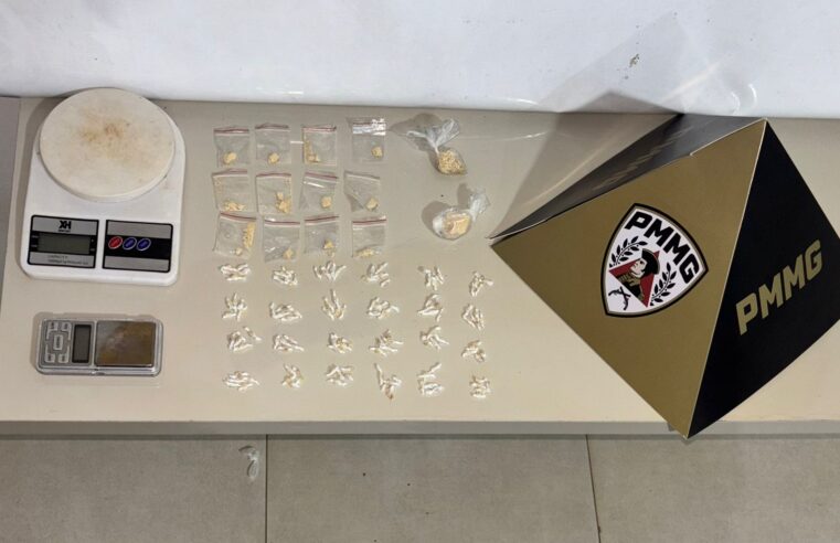 MONTES CLAROS | Polícia Militar apreende drogas, materiais para tráfico e motocicleta usada em “TELE PÓ”