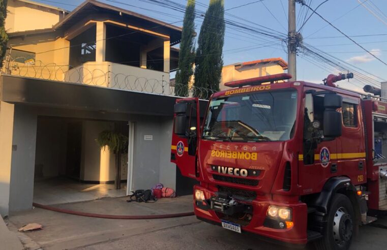 Bombeiros são acionados para controlar incêndio em residência no bairro Canelas II, em Montes Claros