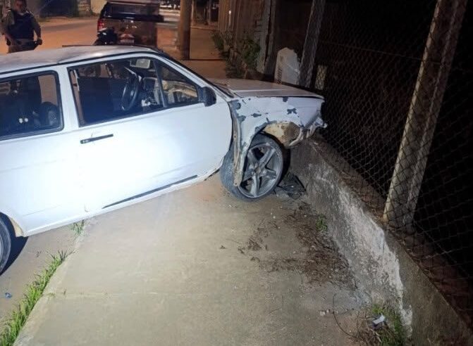 Motorista sem habilitação bate carro contra cerca, resiste à PM e é preso