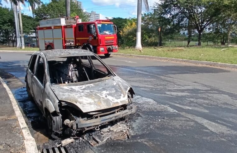 Incêndio destrói veículo nas dependências da Unimontes; não houve vítimas