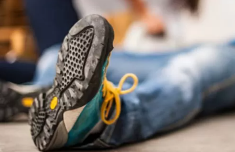 Jovem é baleado dentro de casa e morre após dar entrada em hospital em Curvelo