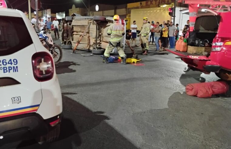 Motorista fica ferido em capotamento na Avenida Deputado Plínio Ribeiro