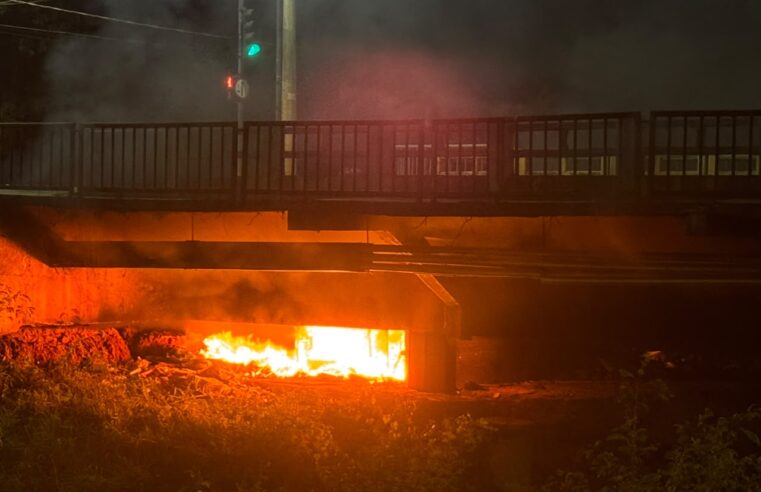 Incêndio sob ponte da Avenida Francisco Gaetani mobiliza Bombeiros em Montes Claros