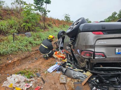 Colisão entre carreta e veículo de passeio deixa um morto e ferido na MGC-135, em Joaquim Felício