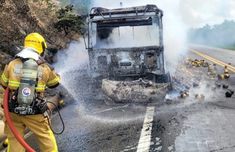 SALINAS | Militares do Corpo de Bombeiros combatem incêndio em caminhão na BR-251