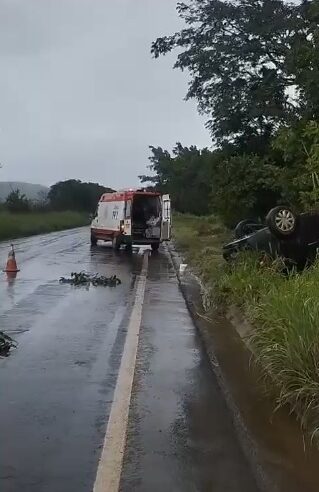 Mãe e filho são socorridos por Samu após capotamento na BR-135 em Montes Claros