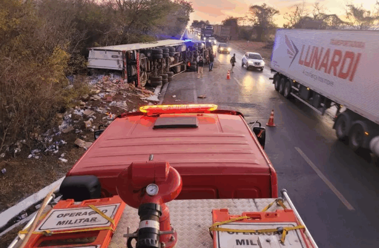 Motorista fica ferido após tombamento de carreta na BR-251, próximo a Francisco Sá