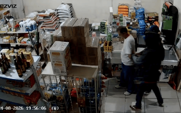 Dupla armada rende vítimas, invade comércio e foge com caminhonete após assalto em Várzea da Palma