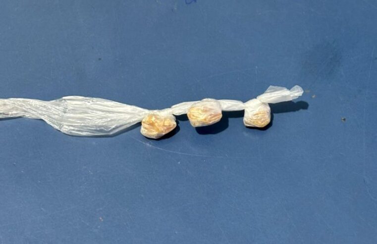 SÃO FRANCISCO | PM apreende drogas com jovem em praça pública