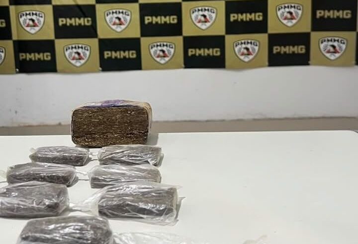 PM persegue carro em fuga, apreende drogas e prende cinco homens em Varzelândia