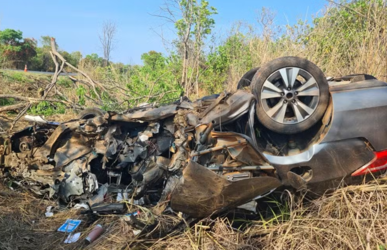 TRAGÉDIA NA BR-135 | Mulher morre e três ficam feridos em capotamento em Bocaiuva