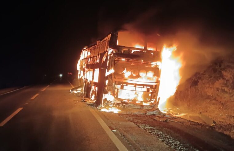 Ônibus com 68 passageiros é destruído por incêndio na MGC-122, no Norte de Minas