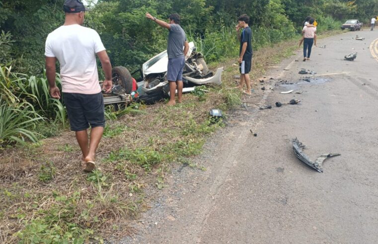 Colisão entre dois carros e carreta deixa oito feridos na LMG-404, em Taiobeiras