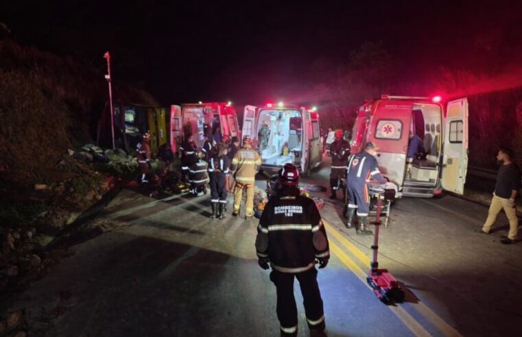 FRANCISCO SÁ | Ônibus de turismo tomba na BR-251 em deixa 5 mortos e dezenas de feridos