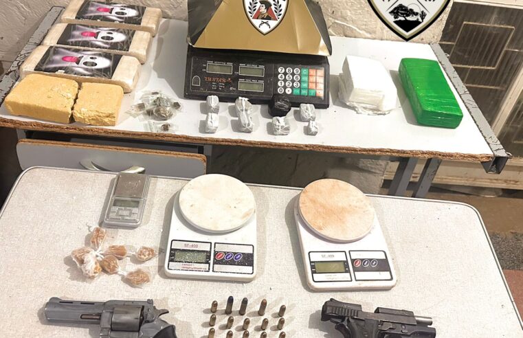 Polícia Militar prende jovem e apreende drogas em residência no bairro João Gonçalves, em Francisco Sá