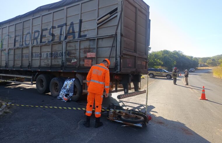 TRAGÉDIA NA MGC-651 | Motociclista morre após colisão com carroceria de caminhão em rodovia próxima a Bocaiuva
