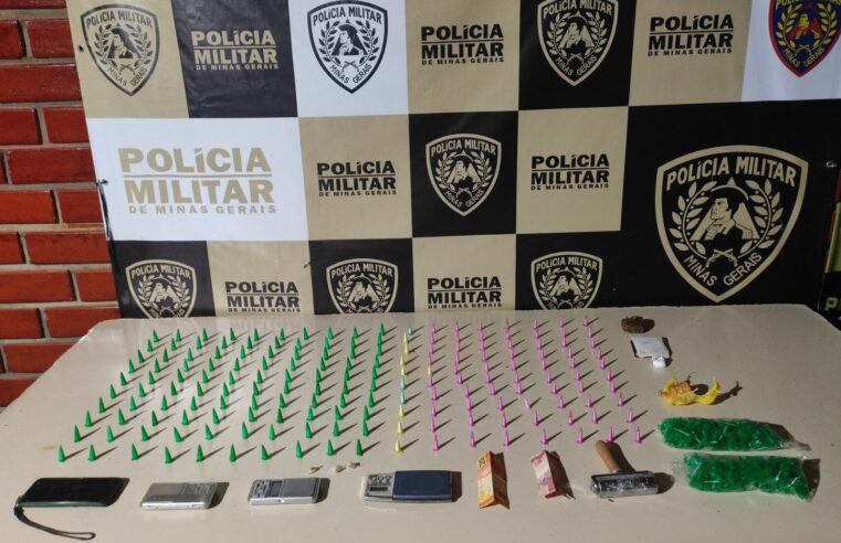 Suspeito foge pelo muro, mas PM apreende drogas, balanças e celular com sua foto em Januária