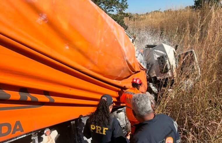Motorista morre e outro fica ferido em acidente envolvendo três caminhões na BR-365, em Buritizeiro