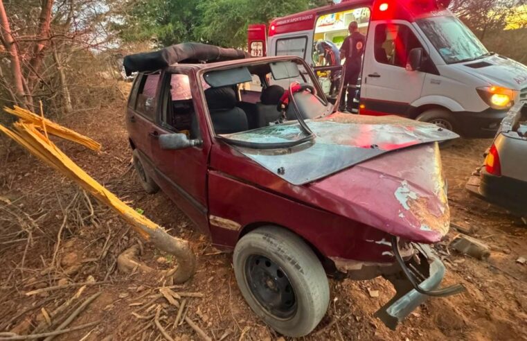 Cinco pessoas ficam feridas após colisão entre dois carros em estrada de Jaíba