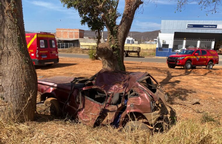 Jovem fica ferido após carro sair da pista e bater contra duas árvores na MGC-122, em Janaúba