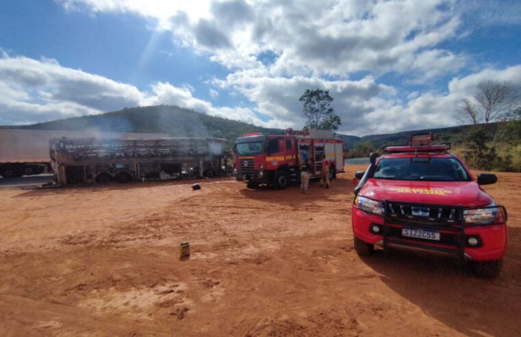 FRUTA DE LEITE | Ônibus de turismo é completamente destruído por incêndio na BR-251