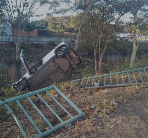Motorista de 26 anos colide com árvore e grade de proteção em avenida de Montes Claros, mas sai ileso do acidente