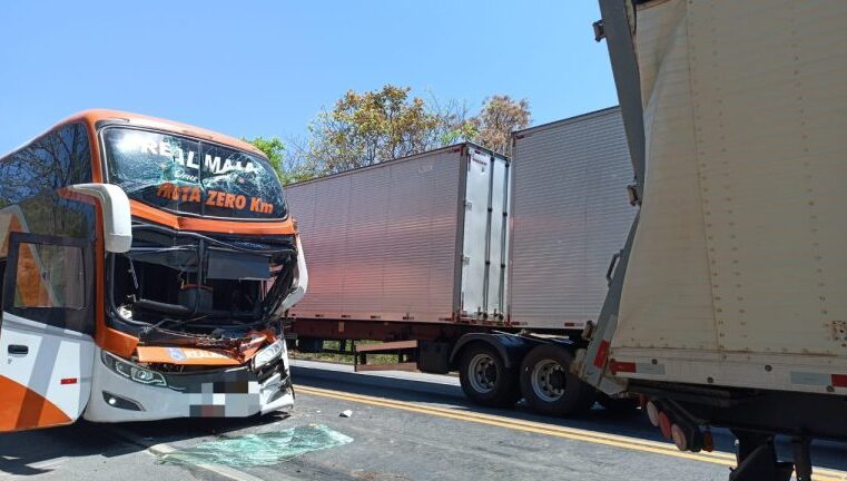 Acidente entre ônibus e carretas deixa seis feridos na BR-251, em Salinas
