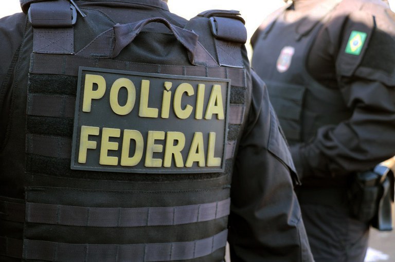PF prende em Confins, após deportação dos EUA, dois brasileiros foragidos da Justiça