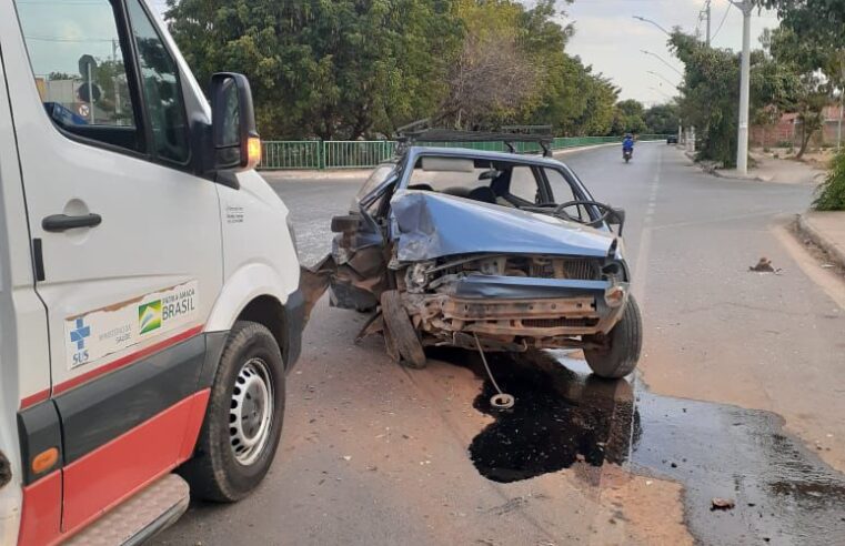 BAIRRO CANELAS | Homem fica ferido após tentar desviar de cão e bater em poste