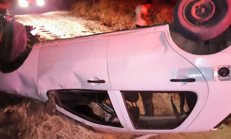 Motorista fica ferido após carro capotar na AMG-3225, em Catuti
