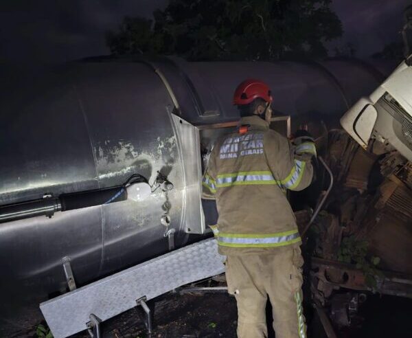 Caminhão com 40 mil litros de álcool tomba na BR-365 em Montes Claros