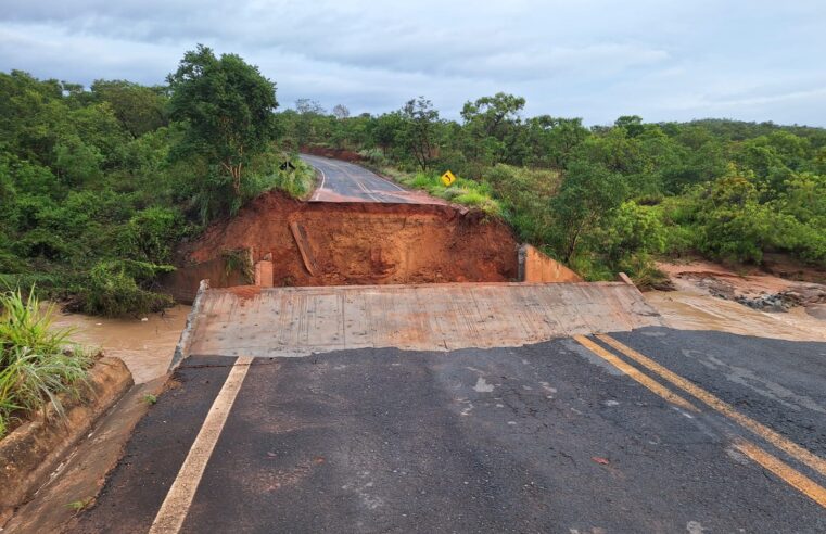 Ponte que liga Grão Mogol e Botumirim desaba na LMG-655