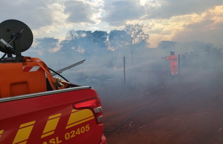 Corpo de Bombeiros combate incêndio em fazenda na zona rural de Janaúba