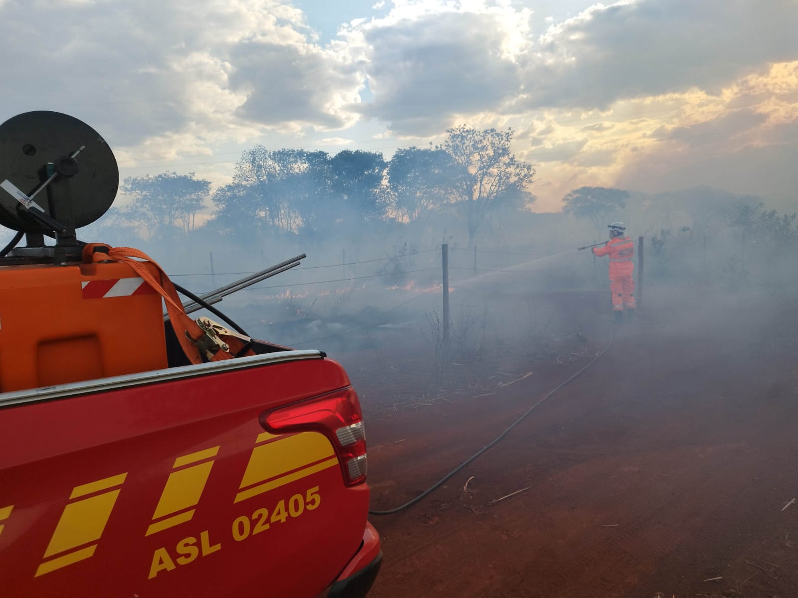 Corpo de Bombeiros combate incêndio em fazenda na zona rural de Janaúba