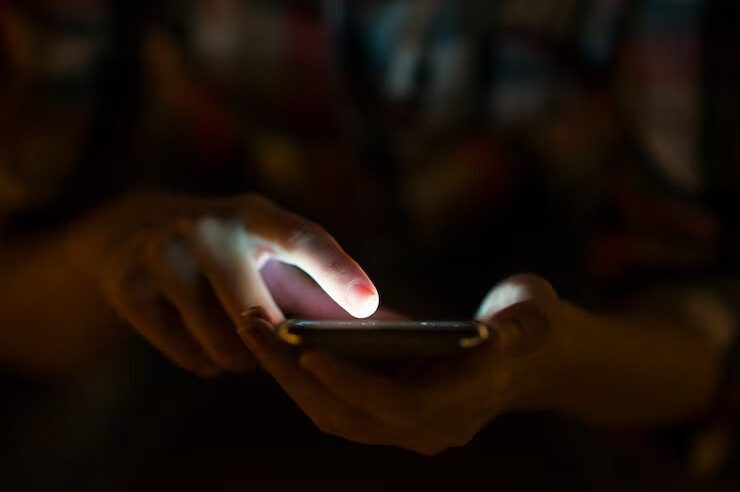 Mulher denuncia extorsão após enviar vídeos íntimos a falso pai de santo conhecido pelo TikTok