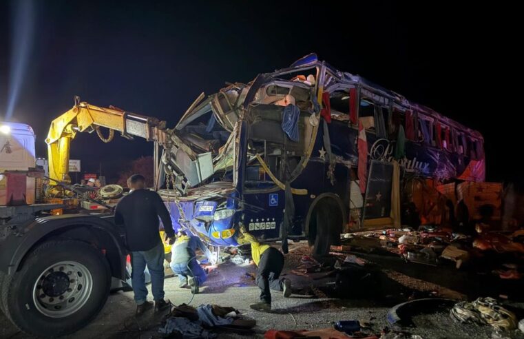 Seis pessoas morrem em acidente entre ônibus e carreta em Cachoeira de Pajeú