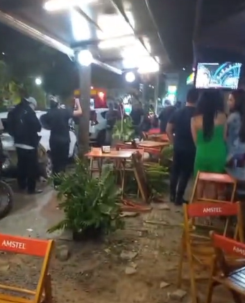 ACIDENTE EM MONTES CLAROS | Motorista invade comércio na Avenida Sanitária, destrói veículos e foge do local