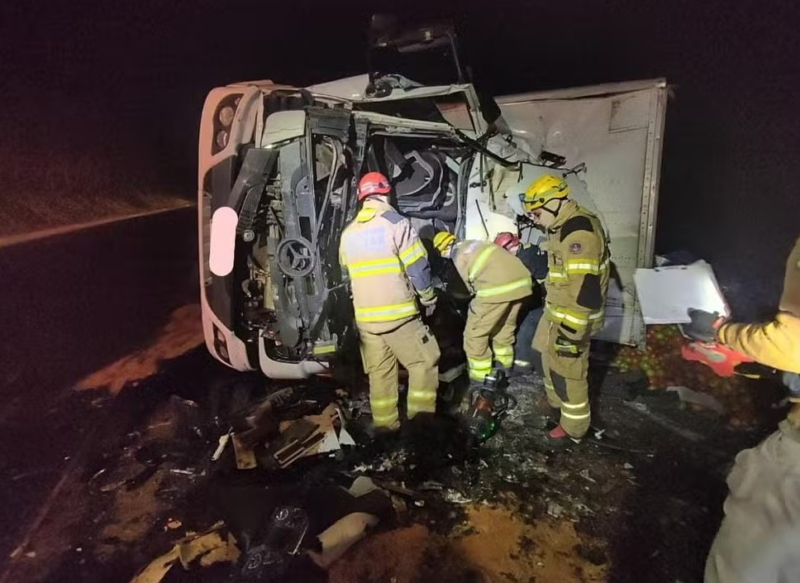 FRANCISCO SÁ | Homem morre após bater caminhão de frente com carreta que transportava cimento