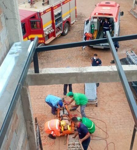Homem desmaia sobre telhado a seis metros de altura durante trabalho