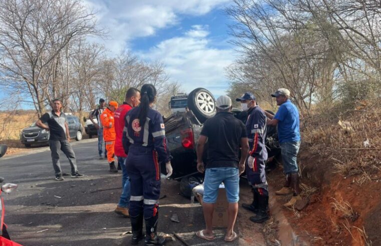 Acidente na MGC-122 em Porteirinha deixa três feridos e interdita rodovia