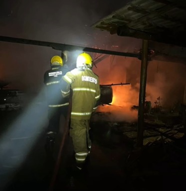 PIRAPORA | Incêndio destrói veículos e atinge varanda de residência no bairro Bom Jesus