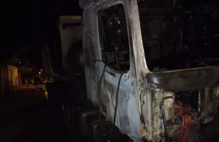 Carreta pega fogo em Francisco Sá e marcas de tiros são encontradas nas proximidades