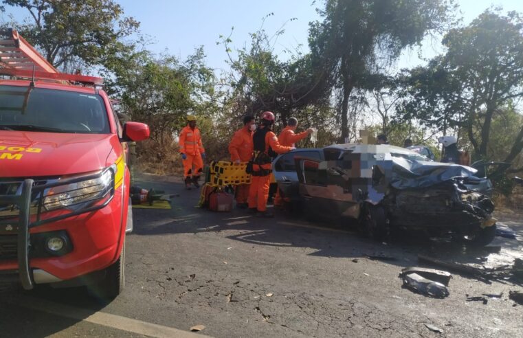 Acidente grave deixa mulher morta e feridos na MGC-135; vítimas foram socorridas por transporte aéreo