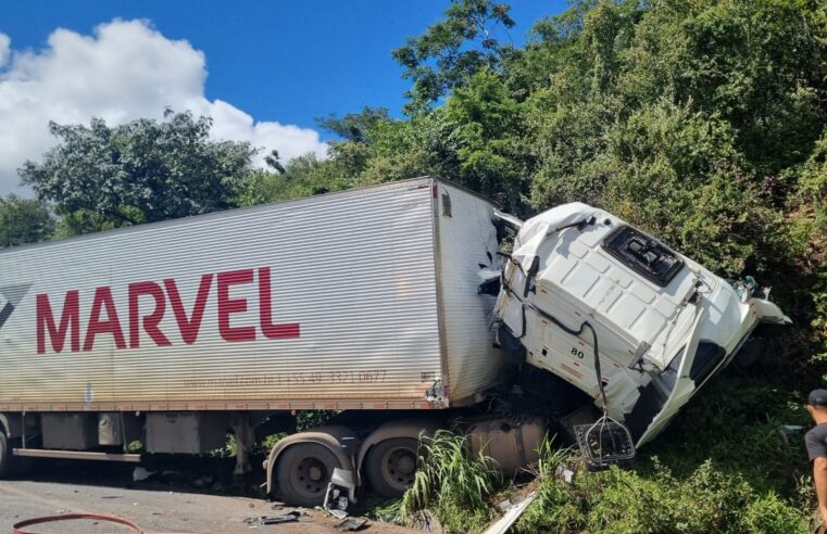 BR-251 | Acidente com quatro carretas deixa dois feridos na Serra de Francisco Sá